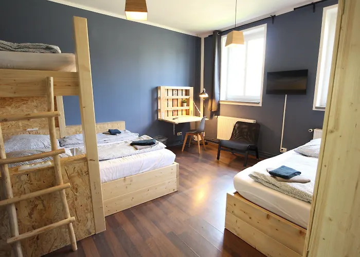 Blue Doors Ktv Hostel *